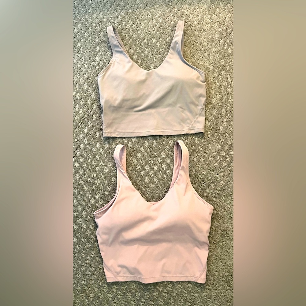 2 un-branded padded sports bras in size Small
Pads are removable